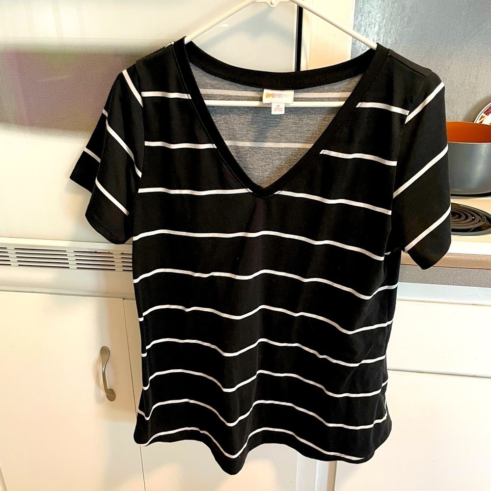 LulaRoe‎ black striped t-shirt size medium